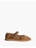 Zapato plano tipo mary jane con suela de yute. Cierre mediante hebi-Ila en el lateral. Acabado en punta redonda. Altura de la su
