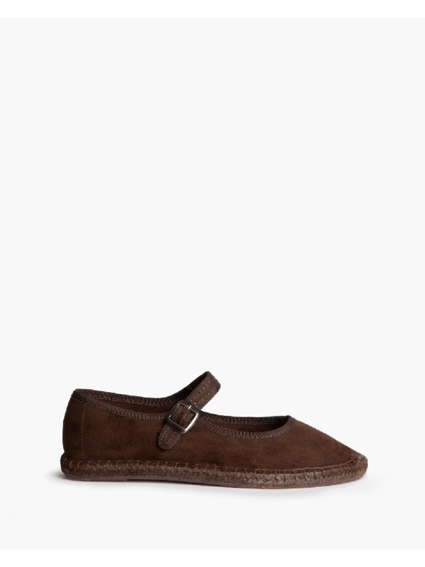 Zapato plano tipo mary jane con suela de yute. Cierre mediante hebi-Ila en el lateral. Acabado en punta redonda. Altura de la su
