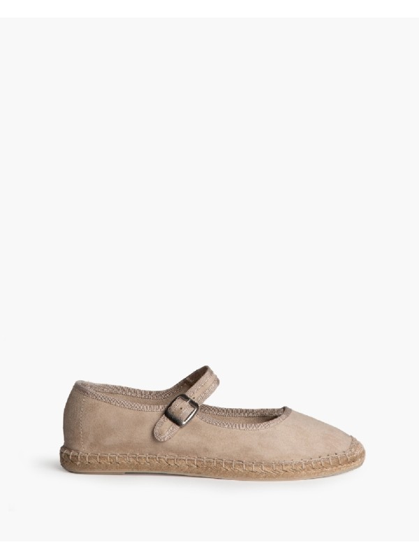 Zapato plano tipo mary jane con suela de yute. Cierre mediante hebi-Ila en el lateral. Acabado en punta redonda. Altura de la su