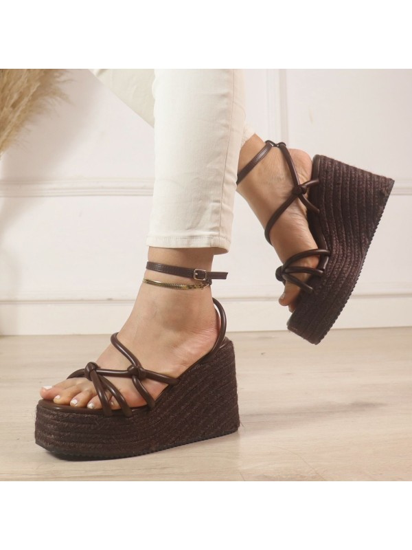 Cuña con plataforma de yute.     Tiras delanteras cruzadas.     Pulsera ajustable con hebilla.     Plantilla cómoda y acolchada.