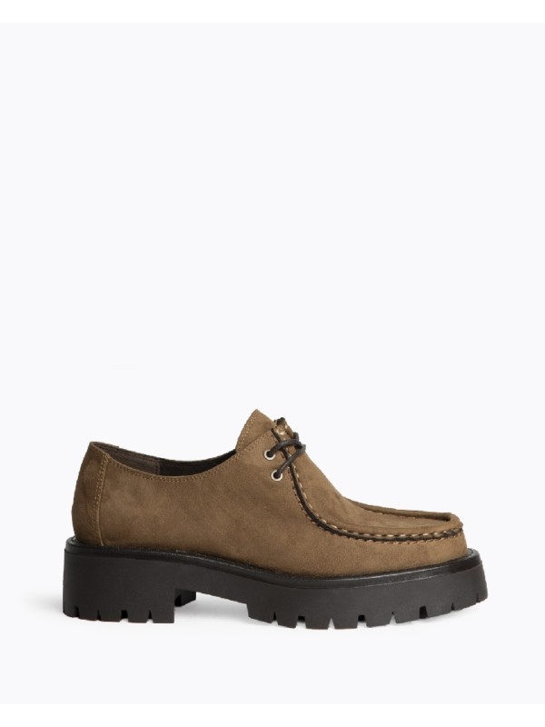Mocasín con cordones tipo Wallabee. Suela dentada. Cierre mediante cordones de dos pasadas. Altura de la suela 4,5 cm. Fabricant