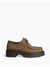 Mocasín con cordones tipo Wallabee. Suela dentada. Cierre mediante cordones de dos pasadas. Altura de la suela 4,5 cm. Fabricant